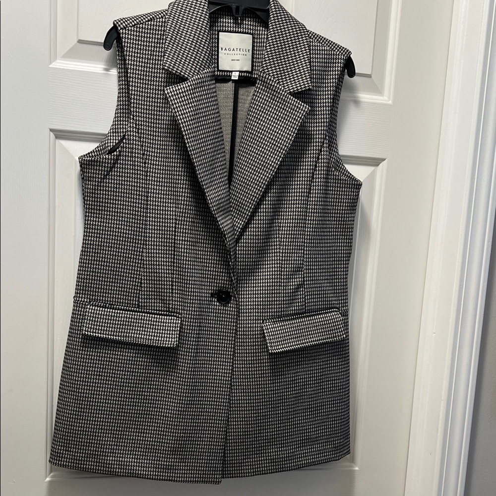 Bagatelle Collection black and tan long vest in chic houndstooth pattern.